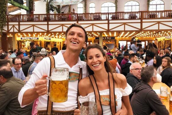 Blog-Oktoberfest-2025-rapaz e rapariga caneca cerveja bavara