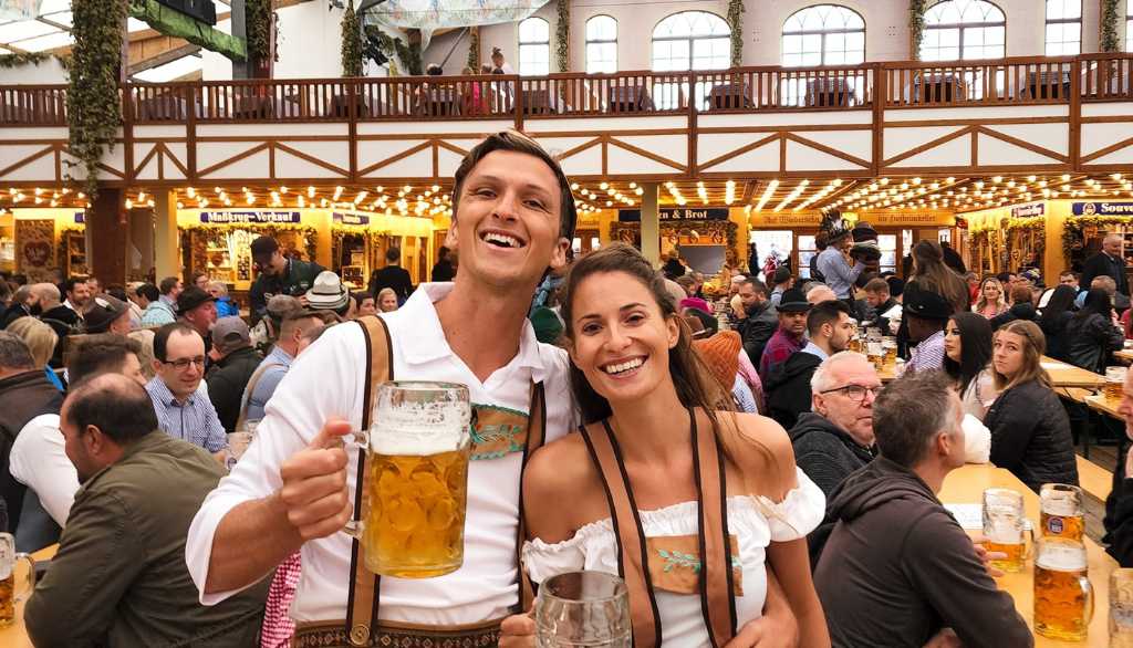 Blog-Oktoberfest-2025-rapaz e rapariga caneca cerveja bavara