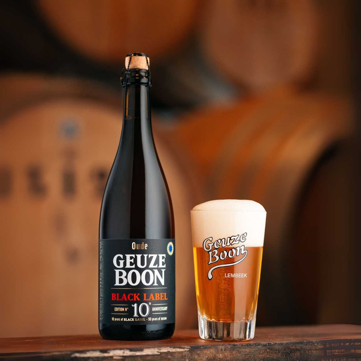 cerveja belga Oude Geuze Boon black label 10 + Copo na cervejeira com foeders no fundo